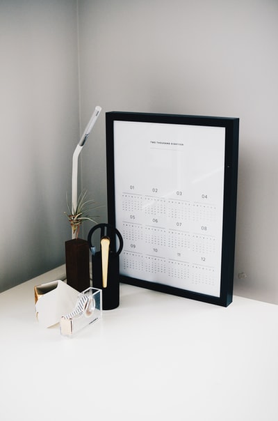 桌上带黑框的日历